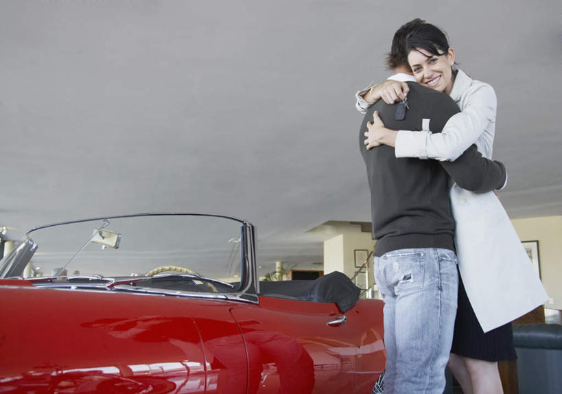 西方人,两个人,抱,笑,微笑,露齿笑,横图,室内,白天,侧面,爱情,汽车,欧洲,欧洲人,服装,浪漫,注视,休闲装,车,衣服,红色,交通工具,轿车,观察,看,休闲,温暖,温馨,休闲服,恩爱,恋人,服饰,抱着,观看,和睦,察看,搂着,关注,载具,男人,男性,年轻男性,年轻女性,女人,女性,白种人,情侣,怀抱,搂,搂抱,相抱,拥抱,半身,彩图,伴侣,融洽