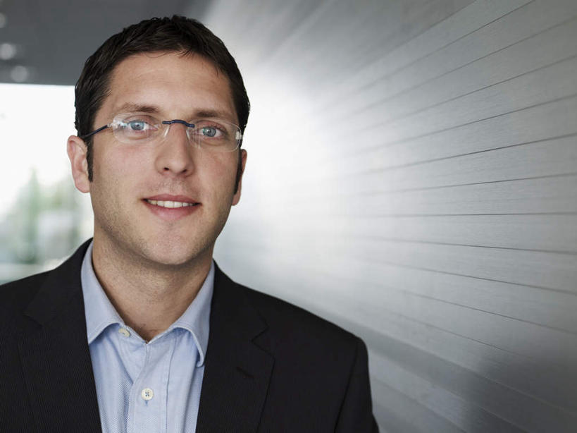 西方人,一个人,商务人士,商务男性,笑,微笑,露齿笑,横图,室内,白天,正面,衬衫,欧洲,欧洲人,仅一个男性,仅一个人,套装,眼镜,墙,注视,墙壁,墙面,仅一个年轻男性,观察,看,观看,察看,关注,商务装,近视眼镜,工薪阶层,男人,男性,年轻男性,白种人,白领,上班族,半身,彩图,衬衣