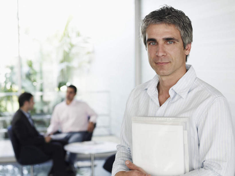 西方人,三个人,伙伴,朋友,商务人士,商务男性,坐,捧,说,横图,室内,白天,正面,衬衫,讨论,友谊,合作,团队,植物,窗户,桌子,椅子,欧洲,欧洲人,握,套装,朦胧,模糊,材料,档案,文件,纸,墙,拿,拿着,注视,书桌,玻璃窗,墙壁,墙面,树,树木,绿色,自然,课桌,手稿,资料,观察,看,战略,握着,生长,成长,观看,证明,察看,关注,文档,商务装,工薪阶层,联合,合谋,交流,配合,协作,男人,男性,年轻男性,白种人,白领,上班族,端,端着,沟通,讲话,交谈,捧着,商讨,手捧,说话,谈话,坐着,半身,彩图,衬衣