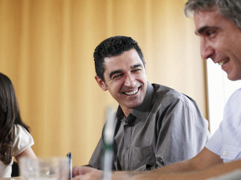 西方人,三个人,伙伴,朋友,商务人士,商务男性,商务女性,办公室,坐,笑,微笑,露齿笑,横图,室内,白天,正面,衬衫,友谊,合作,团队,杯子,欧洲,欧洲人,套装,朦胧,模糊,笔,墙,办公用品,注视,墙壁,墙面,玻璃制品,文具,水杯,学习用品,观察,看,战略,观看,文具用品,察看,关注,商务装,工薪阶层,联合,合谋,配合,协作,男人,男性,年轻女性,女人,女性,中年男性,白种人,白领,上班族,玻璃杯,坐着,半身,彩图,衬衣