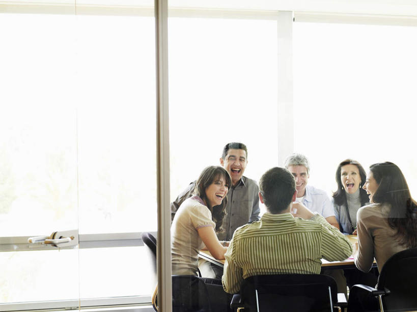 西方人,背部,伙伴,朋友,商务人士,商务男性,商务女性,办公室,坐,说,横图,室内,白天,正面,衬衫,讨论,友谊,合作,团队,窗户,家具,落地窗,桌子,椅子,欧洲,欧洲人,套装,办公桌,许多人,注视,玻璃窗,观察,看,一群人,战略,观看,察看,关注,商务装,工薪阶层,办公家具,联合,合谋,交流,配合,协作,老年女性,男人,男性,年轻男性,年轻女性,女人,女性,中年男性,白种人,白领,上班族,沟通,讲话,交谈,商讨,说话,谈话,坐着,半身,彩图,衬衣