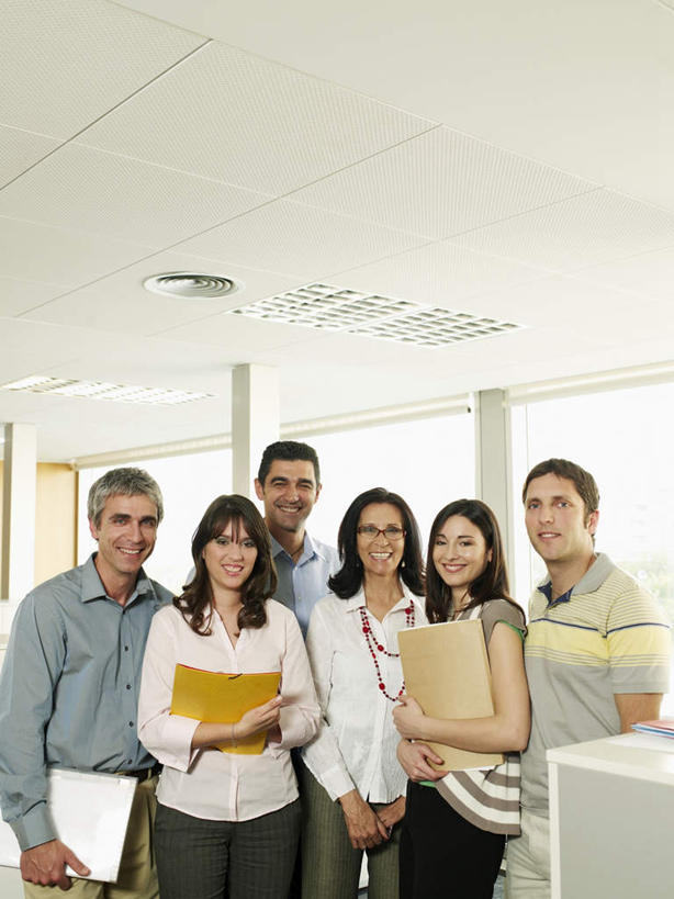 西方人,伙伴,朋友,商务人士,商务男性,商务女性,站,捧,笑,微笑,露齿笑,竖图,室内,白天,正面,衬衫,友谊,合作,团队,窗户,照明,欧洲,欧洲人,握,套装,材料,档案,文件,纸,灯光,许多人,拿,拿着,注视,顶灯,玻璃窗,灯,手稿,资料,灯具,观察,看,站着,一群人,战略,握着,观看,证明,照亮,察看,照明设备,关注,文档,商务装,工薪阶层,联合,合谋,配合,协作,老年女性,男人,男性,年轻男性,年轻女性,女人,女性,中年男性,白种人,白领,上班族,端,端着,捧着,手捧,站立,半身,彩图,衬衣