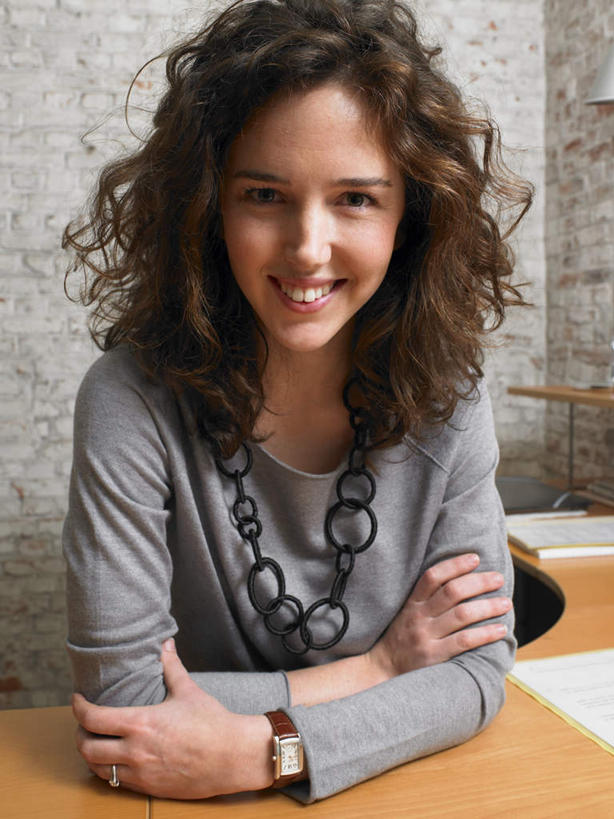 西方人,一个人,商务人士,商务女性,办公室,坐,笑,双手交叉,微笑,露齿笑,竖图,室内,白天,正面,桌面,桌子,欧洲,欧洲人,仅一个年轻女性,仅一个女性,仅一个人,套装,服装,时间,时钟,手表,墙,大理石,计时,注视,休闲装,墙壁,墙面,衣服,钟表,观察,看,休闲,休闲服,表,服饰,观看,腕表,察看,双手抱胸,关注,商务装,工薪阶层,大理石制品,年轻女性,女人,女性,白种人,白领,上班族,钟,坐着,半身,彩图