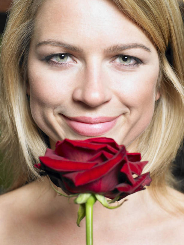 西方人,脸,头,脸颊,一个人,笑,微笑,竖图,室内,特写,白天,正面,爱情,幸福,纯洁,热情,玫瑰,欧洲,欧洲人,仅一个年轻女性,仅一个女性,仅一个人,握,盛开,玫瑰花,浪漫,拿,花蕾,拿着,注视,裸露,花,花瓣,花朵,鲜花,一朵,红色,花苞,花蕊,观察,看,温暖,温馨,金色,恩爱,握着,观看,和睦,察看,关注,裸,感动,尊敬,天真,刺玫花,徘徊花,年轻女性,女人,女性,白种人,头部,直发,脸部,脸蛋,面部,半身,彩图,融洽,短发