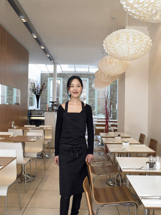 东方人,一个人,服务员,站,笑,微笑,竖图,室内,白天,正面,工作服,制服,餐桌,桌子,椅子,照明,亚洲,仅一个年轻女性,仅一个女性,仅一个人,一排,许多,整齐,木椅,墙,灯光,很多,注视,黄种人,吊灯,墙壁,墙面,灯,排列,灯具,观察,看,站着,餐台,观看,照亮,察看,照明设备,队列,关注,工作制服,年轻女性,女人,女性,亚洲人,服务生,侍者,站立,半身,彩图,工作套服,餐馆