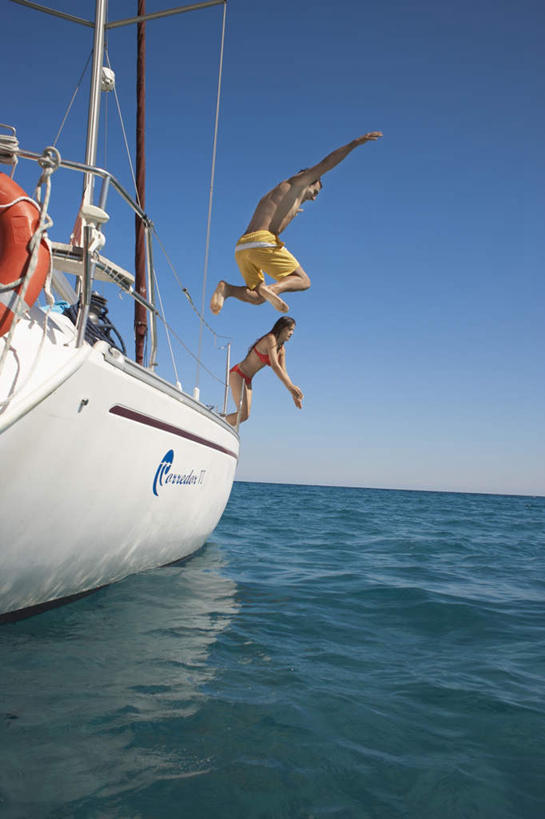 西方人,两个人,跳,举,伸展双臂,竖图,室外,白天,侧面,泳装,比基尼,爱情,海浪,海洋,船,西班牙,欧洲,欧洲人,泳裤,浪花,水平线,辽阔,游艇,海平线,浪漫,注视,裸露,蓝色,蓝天,天空,海水,交通工具,天,观察,看,托,广阔,温暖,温馨,恩爱,恋人,晴朗,观看,一望无际,和睦,察看,关注,南欧,载具,裸,海景,万里无云,西班牙王国,无边无际,一马平川,阿利坎特,阿利坎特省,男人,男性,年轻女性,女人,女性,中年男性,白种人,情侣,大海,风浪,海,海水的波动,近岸浪,涌浪,晴空,晴空万里,敞开双臂,举起,举手,举着,伸开双臂,跳跃,向上举,向上伸,向上托,展开双肩,张开手臂,张开双臂,彩图,全身,三点式,泳衣,伴侣,融洽,水天相接,水天一线