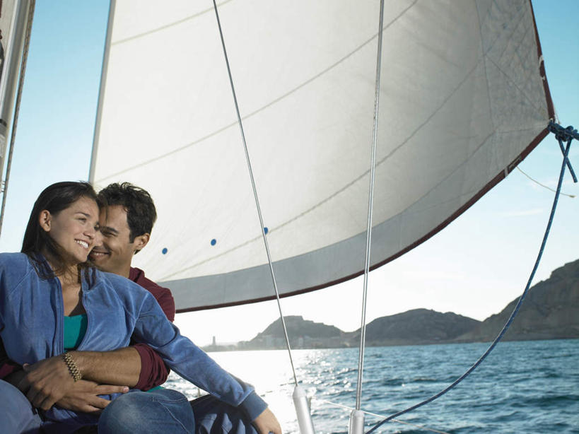 西方人,两个人,家庭,夫妻,坐,抱,笑,微笑,露齿笑,横图,室外,白天,正面,爱情,海浪,海洋,山,山脉,船,欧洲,欧洲人,一艘,阴影,服装,光线,影子,浪花,山峰,游艇,山峦,浪漫,扭头,注视,休闲装,衣服,蓝色,蓝天,天空,阳光,海水,交通工具,群山,天,观察,看,转头,休闲,温暖,温馨,一家人,休闲服,恩爱,恋人,服饰,晴朗,抱着,观看,和睦,察看,搂着,关注,载具,海景,万里无云,男人,男性,年轻女性,女人,女性,中年男性,白种人,年轻人,夫妇,情侣,大海,风浪,海,海水的波动,近岸浪,涌浪,晴空,晴空万里,搂,搂抱,坐着,半身,彩图,伴侣,融洽