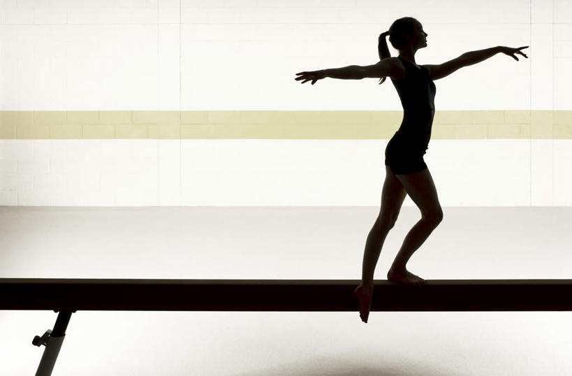 西方人,一个人,运动员,站,伸展双臂,横图,室内,白天,侧面,运动服,锻炼,运动,平衡木,欧洲,欧洲人,仅一个年轻女性,仅一个女性,仅一个人,服装,体操,墙,背光,运动器械,墙壁,墙面,衣服,站着,健身器械,活力,服饰,优美,衣着,穿着,健身器材,逆光,体操服,自由体操,衣饰,体育,年轻女性,女人,女性,白种人,体育运动员,运动选手,敞开双臂,伸开双臂,展开双肩,站立,张开手臂,张开双臂,彩图,全身,健身,半体服,运动器材,运动装