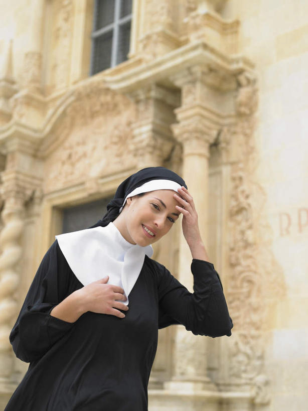 西方人,一个人,尼姑,教堂,走,举,摸,竖图,室外,白天,正面,民族服装,窗户,道路,路,欧洲,欧洲人,仅一个年轻女性,仅一个女性,仅一个人,抚摸,节日,墙,小路,交通,注视,文化,玻璃窗,墙壁,墙面,黑色,低头,观察,看,祈祷,托,健康,许愿,宗教,信仰,观看,纪念,祈求,察看,基督教,关注,天主教,信念,垂头,平安,年轻女性,女人,女性,白种人,比丘尼,佛姑,沙门尼,沙弥尼,修女,耶姑,步行,触摸,接触,举起,举手,举着,散步,向上举,向上伸,向上托,走路,半身,彩图,传统服装,民俗服,大教堂,礼拜堂