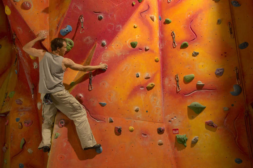 西方人,一个人,站,攀登,横图,室外,白天,锻炼,旅游,度假,探险,运动,攀岩,石头,欧洲,欧洲人,仅一个男性,仅一个人,仅一个中年男性,服装,石子,墙,岩壁,注视,休闲装,娱乐,极限运动,墙壁,墙面,背面,衣服,观察,看,站着,享受,休闲,休闲服,爬,放松,服饰,观看,察看,关注,室外运动,户外运动,攀岩墙,冒险,体育,男人,男性,中年男性,白种人,石块,岩石,登山,攀爬,站立,彩图,全身,健身