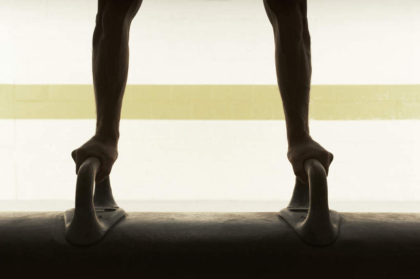 西方人,手,一个人,运动员,横图,室内,特写,白天,正面,运动服,锻炼,运动,鞍马,欧洲,欧洲人,双手,仅一个男性,仅一个人,仅一个中年男性,撑,服装,体操,墙,背光,墙壁,墙面,衣服,手部,活力,服饰,撑着,优美,衣着,穿着,逆光,衣饰,鞍马运动,体育,男人,男性,中年男性,白种人,体育运动员,运动选手,半身,彩图,健身,运动装