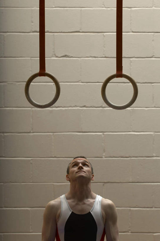 西方人,一个人,运动员,站,竖图,室内,白天,正面,运动服,锻炼,运动,吊环,欧洲,欧洲人,仅一个男性,仅一个人,仅一个中年男性,服装,体操,墙,注视,运动器械,墙壁,墙面,衣服,看,站着,思考,健身器械,活力,考虑,服饰,优美,衣着,穿着,关注,健身器材,自由体操,衣饰,体育,男人,男性,中年男性,白种人,体育运动员,运动选手,抬头,仰头,站立,半身,彩图,健身,运动器材,运动装