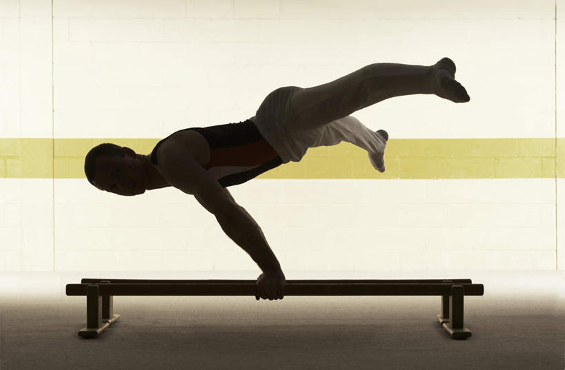 西方人,一个人,运动员,横图,室内,白天,侧面,运动服,锻炼,运动,平衡木,欧洲,欧洲人,仅一个男性,仅一个人,仅一个中年男性,撑,服装,体操,墙,背光,注视,运动器械,墙壁,墙面,衣服,观察,看,健身器械,活力,服饰,观看,张开双腿,察看,撑着,优美,衣着,穿着,关注,健身器材,逆光,自由体操,衣饰,展开双腿,体育,男人,男性,中年男性,白种人,体育运动员,运动选手,彩图,全身,健身,运动器材,伸展双腿,运动装