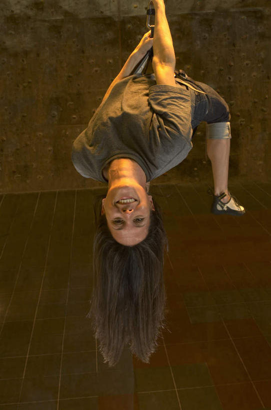 西方人,一个人,竖图,室内,白天,正面,石头,欧洲,欧洲人,仅一个女性,仅一个人,一根,吊挂,握,悬挂,服装,朦胧,模糊,石子,墙,岩壁,挂,拿,拿着,休闲装,墙壁,墙面,衣服,绳子,仅一个中年女性,休闲,休闲服,握着,服饰,绳索,攀岩墙,女人,女性,中年女性,白种人,石块,岩石,抬头,仰头,半身,彩图