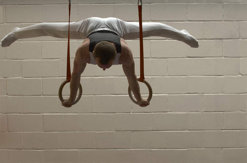 西方人,一个人,运动员,横图,室内,白天,正面,运动服,锻炼,运动,吊环,欧洲,欧洲人,仅一个年轻女性,仅一个女性,仅一个人,倒立,阴影,服装,光线,体操,影子,墙,灯光,注视,运动器械,墙壁,墙面,衣服,白色,观察,看,健身器械,活力,劈叉,服饰,劈腿,观看,张开双腿,察看,优美,衣着,穿着,关注,健身器材,体操服,衣饰,展开双腿,体育,年轻女性,女人,女性,白种人,体育运动员,运动选手,彩图,全身,健身,半体服,运动器材,伸展双腿,运动装