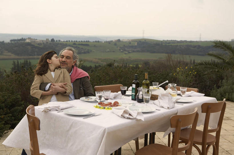 西方人,儿童,老年人,两个人,家庭,祖父,坐,抱,吻,横图,室外,白天,正面,纯洁,草地,草坪,植物,餐桌,桌子,餐具,椅子,欧洲,欧洲人,服装,布料,碟子,盘,陶瓷,木椅,陶瓷制品,布纹,注视,休闲装,桌布,草,树,树木,小孩,衣服,绿色,自然,盘子,餐巾,容器,碟,台布,碗,观察,看,休闲,温暖,温馨,一家人,休闲服,可爱,童年,童趣,服饰,生长,爷爷,成长,餐台,抱着,观看,祖孙,储藏,和睦,察看,搂着,储存,关注,童真,烂漫,无邪,外孙女,外公,外祖父,天真,老年男性,男人,男性,女孩,白种人,孩子,孙女,怀抱,搂,搂抱,亲,亲吻,相抱,拥抱,坐着,半身,彩图,融洽,贮存,女生