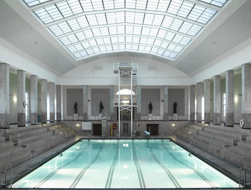 无人,体育馆,游泳池,横图,室内,白天,正面,水,照明,一排,阴影,整齐,光线,壁灯,影子,柱子,墙,水池,水面,灯光,分界线,泳池,墙壁,墙面,灯,排列,灯具,照亮,游泳馆,照明设备,队列,泳道线,分道线,泳池分割线,彩图