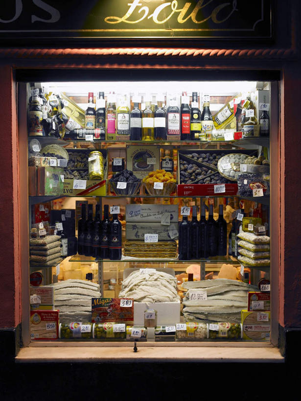 红酒,葡萄酒,无人,商店,竖图,室外,夜晚,正面,购物,度假,消费,美景,窗户,落地窗,城市风光,超市,城市,橱窗,商场,西班牙,欧洲,英文,标志,文字,字符,字母,景观,酒类,红酒瓶,娱乐,标识,安达卢西亚,玻璃窗,玻璃制品,酒,酒瓶,饮料,玻璃瓶,瓶子,享受,休闲,红葡萄酒,景色,放松,金融,百货,英文字母,葡萄酒瓶,南欧,安达鲁西亚,选购,贸易,百货公司,马拉加省,玻璃橱窗,马拉加,西班牙王国,血拼,安达卢西亚自治区,彩图,购物商场,购物中心,商业中心