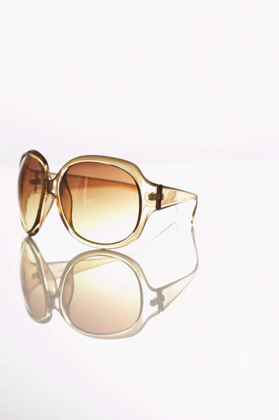 无人,竖图,室内,特写,白天,白色背景,正面,静物,一副,阴影,反射,墨镜,眼镜,影子,褐色,太阳镜,太阳眼镜,遮阳镜,摄影,影棚,彩图,影棚拍摄,拍摄