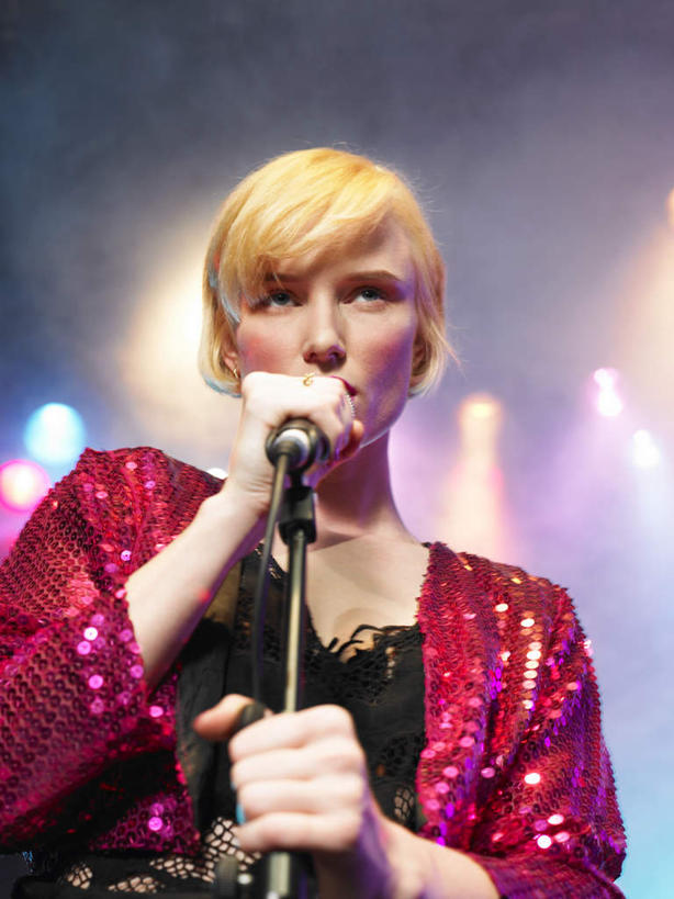 西方人,一个人,歌唱家,站,竖图,室内,夜晚,仰视,聚会,奢侈,夜生活,照明,欧洲,欧洲人,仅一个年轻女性,仅一个女性,仅一个人,握,阴影,服装,光线,影子,灯光,拿,拿着,注视,休闲装,娱乐,灯,衣服,话筒,灯具,观察,看,站着,休闲,休闲服,放松,握着,唱歌,服饰,观看,夜店,照亮,察看,麦克风,照明设备,关注,扩音器,演唱,夜总会,传声器,歌唱,微音器,年轻女性,女人,女性,白种人,歌手,站立,半身,彩图,低角度拍摄,舞台照明,舞台灯光,舞台灯,LED舞台灯