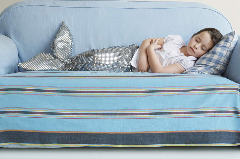 西方人,儿童,一个人,客厅,躺,闭眼,睡,双手交叉,横图,室内,白天,正面,纯洁,靠垫,沙发,欧洲,欧洲人,仅一个女性,仅一个人,服装,靠枕,小孩,衣服,蓝色,垫子,枕头,仅一个小孩,可爱,童年,童趣,服饰,起居室,双手抱胸,衣着,穿着,表演服,演出服,布艺沙发,童真,烂漫,无邪,衣饰,客堂,道具服,卧着,天真,女孩,女人,女性,白种人,孩子,闭眼睛,闭着眼,闭着眼睛,困,困觉,寝息,睡觉,躺着,卧,彩图,全身,美人鱼,女生