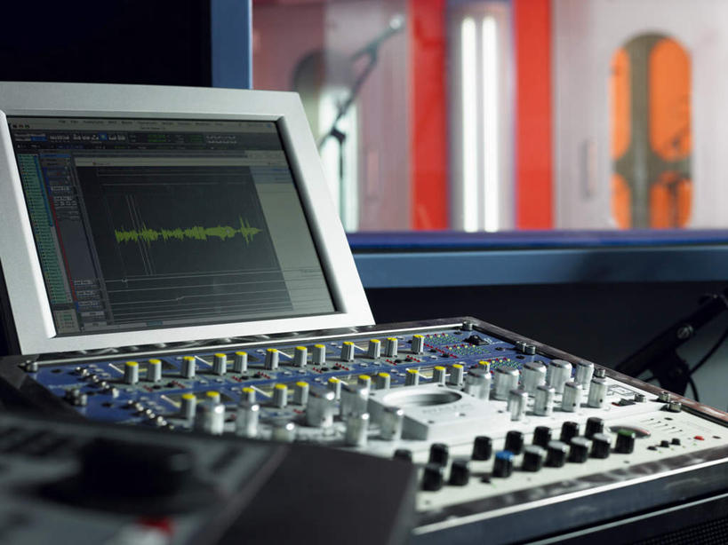 无人,横图,室内,白天,正面,显示器,窗户,朦胧,模糊,英文,标志,屏幕,文字,字符,字母,墙,加工,标识,显示屏,玻璃窗,墙壁,墙面,话筒,放大,英文字母,修饰,混合,录音棚,录音室,麦克风,播音,扩音器,广播,调音台,分配,传声器,输出设备,微音器,调音控制台,彩图