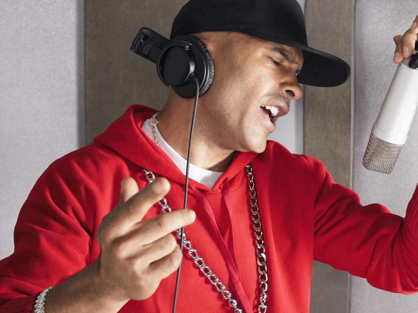 西方人,一个人,歌唱家,站,横图,室内,白天,正面,快乐,满意,幸福,帽子,欧洲,欧洲人,仅一个男性,仅一个人,服装,音响,音乐,注视,休闲装,娱乐,运动帽,仅一个年轻男性,衣服,红色,耳机,话筒,观察,看,站着,享受,休闲,休闲服,连帽衫,鸭舌帽,放松,唱歌,服饰,观看,察看,录音棚,录音室,麦克风,舒适,享乐,关注,扩音器,演唱,帽衫,传声器,歌唱,微音器,男人,男性,年轻男性,白种人,歌手,站立,半身,彩图