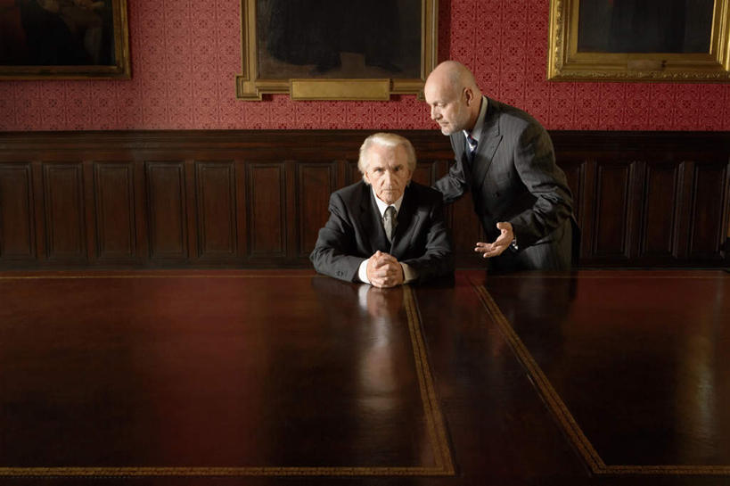 西方人,两个人,同事,商务人士,律师,商务男性,办公室,站,坐,说,双手交叉,横图,室内,白天,正面,衬衫,讨论,成功,合作,团队,集体,信心,家具,桌子,欧洲,欧洲人,一排,弯腰,套装,整齐,办公桌,墙,领带,注视,队伍,墙壁,墙面,排列,观察,看,站着,观看,察看,领导,象征,庄重,成就,队列,关注,挂画,商务装,身份,合伙,领袖,工薪阶层,办公家具,弯身,正式,地位,三副,交流,老年男性,男人,男性,中年男性,白种人,白领,法律家,法学家,上班族,装饰画,沟通,讲话,交谈,商讨,十字手,说话,谈话,站立,坐着,半身,彩图,衬衣