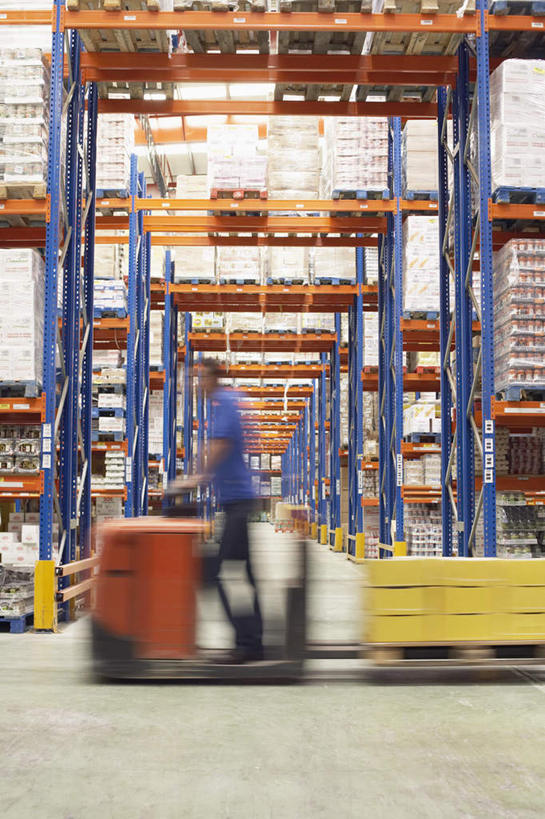 西方人,两个人,伙伴,朋友,站,拉,推,搬运,竖图,室内,白天,侧面,工作服,制服,友谊,合作,团队,技术,欧洲,欧洲人,一堆,许多,堆叠,堆积,朦胧,模糊,很多,仓库,注视,货架,货物,架子,车,货品,交通工具,观察,看,站着,机械,工程车,战略,工业,观看,堆,工程,叉车,察看,关注,载具,陈列架,联合,合谋,交通运输,工作制服,工作车,配合,协作,男人,男性,中年男性,白种人,站立,彩图,全身,工作套服,货色,堆栈