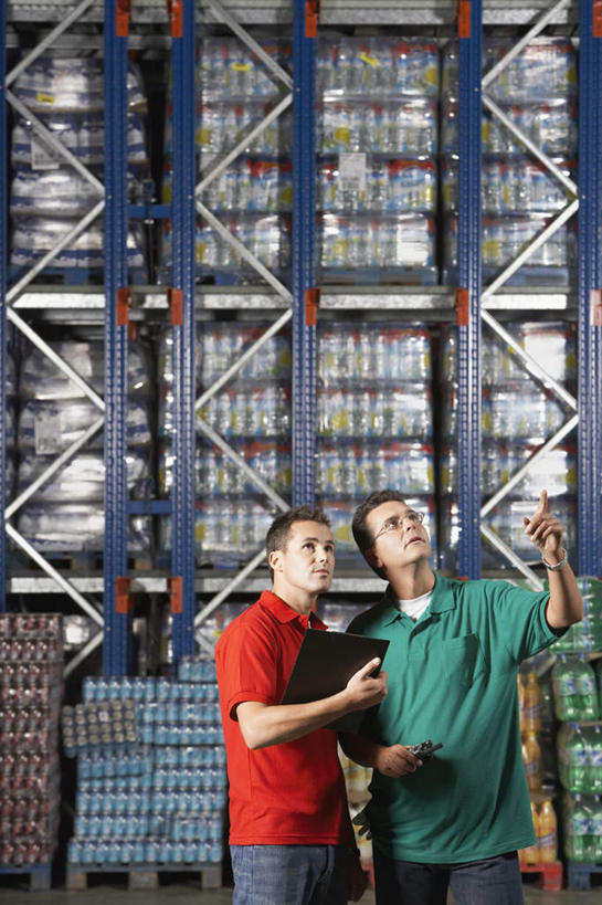 西方人,两个人,伙伴,朋友,站,说,竖图,室内,白天,正面,工作服,制服,讨论,友谊,合作,团队,欧洲,欧洲人,一堆,许多,握,指,堆叠,堆积,材料,档案,文件,纸,很多,拿,仓库,拿着,注视,方向,货架,货物,架子,货品,手稿,资料,观察,看,手势,站着,战略,握着,观看,堆,证明,察看,指向,食指,关注,文档,陈列架,联合,合谋,工作制服,交流,配合,协作,男人,男性,中年男性,白种人,沟通,讲话,交谈,商讨,说话,谈话,站立,半身,彩图,工作套服,货色,堆栈