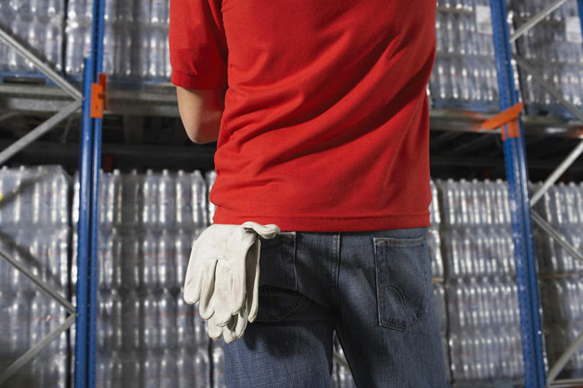 西方人,一个人,站,横图,室内,白天,工作服,制服,安全,欧洲,欧洲人,仅一个男性,仅一个人,仅一个中年男性,一堆,许多,堆叠,堆积,防护,很多,仓库,注视,货架,货物,架子,背面,货品,手套,观察,看,站着,观看,堆,保护,察看,关注,保险,陈列架,保全,周全,安稳,安定,防护手套,工作制服,平安,男人,男性,中年男性,白种人,站立,半身,彩图,工作套服,货色,堆栈