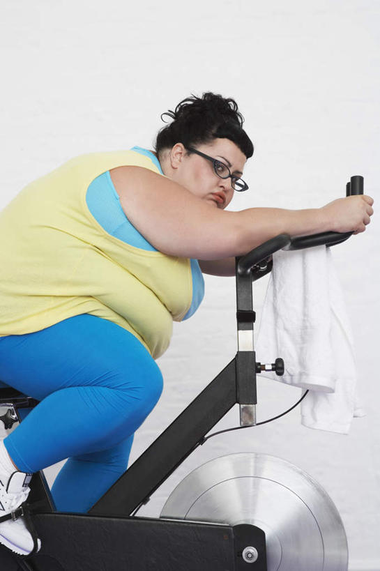 西方人,肥胖,一个人,坐,竖图,室内,白天,白色背景,侧面,锻炼,运动,欧洲,欧洲人,仅一个女性,仅一个人,服装,裤子,背心,纺织物,眼镜,注视,娱乐,运动器械,骑,衣服,黄色,毛巾,观察,看,清洁,仅一个中年女性,享受,休闲,健身器械,放松,摄影,服饰,影棚,观看,保暖,一台,察看,衣着,穿着,关注,健身器材,近视眼镜,透气,防水,室内运动,健身车,肥,胖,衣饰,储水,耐磨,吸水,女人,女性,中年女性,白种人,坐着,半身,彩图,影棚拍摄,健身,拍摄,运动器材