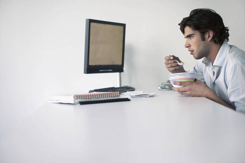 面食,面条,西方人,一个人,商务人士,商务男性,办公室,坐,吃,横图,室内,白天,侧面,衬衫,电脑,显示器,鼠标,键盘,家具,桌子,杯子,欧洲,欧洲人,仅一个男性,仅一个人,握,套装,网络,勺子,办公桌,墙,面,记事本,拿,拿着,注视,输入设备,通讯设备,拉面,墙壁,墙面,仅一个年轻男性,白色,本子,笔记本,纸制品,调羹,汤匙,观察,看,台式电脑,握着,观看,纸杯,察看,关注,通信设备,商务装,杯面,工薪阶层,输出设备,办公家具,日本拉面,男人,男性,年轻男性,白种人,白领,上班族,嚼,食,坐着,半身,彩图,衬衣,日本杯面