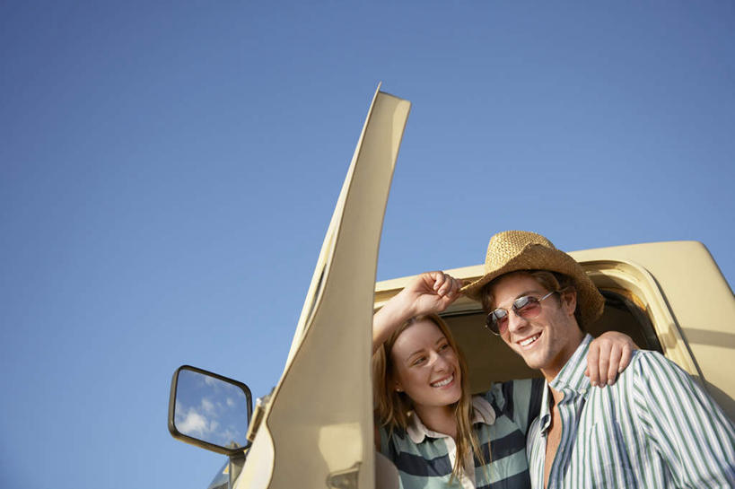 西方人,两个人,站,笑,微笑,露齿笑,横图,室外,白天,仰视,爱情,安全,镜子,卡车,微型货车,帽子,欧洲,欧洲人,一副,阴影,服装,反射,光线,墨镜,眼镜,影子,集装箱,浪漫,注视,休闲装,衣服,蓝色,蓝天,天空,阳光,太阳镜,太阳眼镜,遮阳帽,交通工具,天,观察,看,靠,靠着,站着,休闲,温暖,温馨,休闲服,遮阳镜,恩爱,搭,恋人,服饰,后视镜,集装箱车,晴朗,观看,货车,镜像,和睦,察看,生命,镜面,搭着,关注,载具,货运车,万里无云,光学,一顶,侧视镜,男人,男性,年轻男性,年轻女性,女人,女性,白种人,情侣,晴空,晴空万里,载重汽车,站立,半身,彩图,低角度拍摄,伴侣,融洽