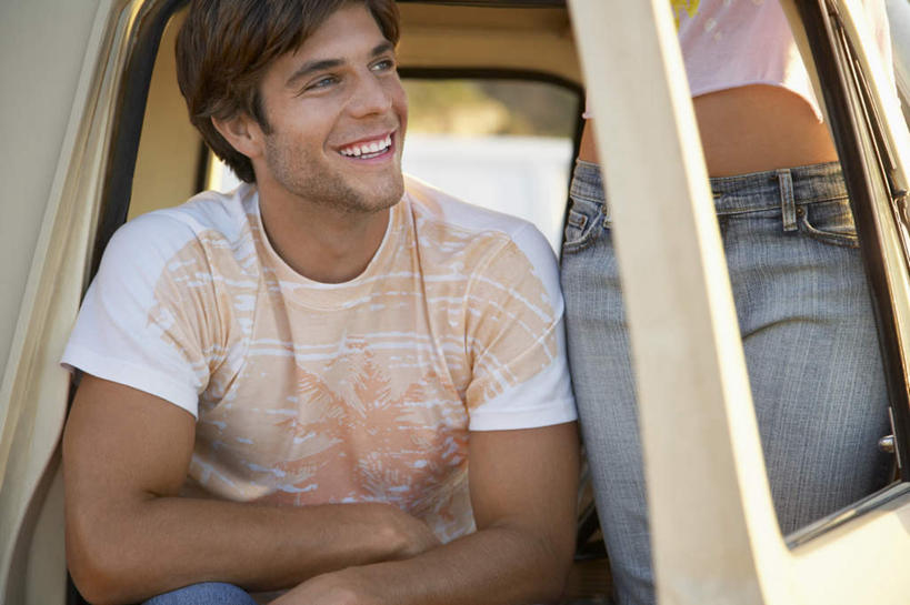 西方人,两个人,站,坐,笑,微笑,露齿笑,横图,室外,白天,正面,爱情,窗户,卡车,微型货车,欧洲,欧洲人,服装,裤子,集装箱,浪漫,注视,牛仔裤,休闲装,玻璃窗,衣服,车窗,交通工具,观察,看,站着,休闲,温暖,温馨,休闲服,恩爱,搭,恋人,服饰,集装箱车,观看,货车,和睦,察看,搭着,关注,载具,货运车,男人,男性,年轻男性,年轻女性,女人,女性,白种人,情侣,载重汽车,站立,坐着,半身,彩图,伴侣,融洽