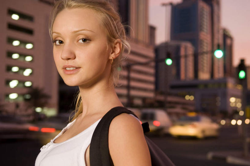 西方人,一个人,高楼大厦,站,笑,微笑,露齿笑,横图,室外,白天,侧面,度假,安全,美景,城市风光,城市,大厦,建筑,摩天大楼,汽车,欧洲,纽约,美国,欧洲人,仅一个年轻女性,仅一个女性,仅一个人,阴影,服装,朦胧,模糊,光线,包,背心,书包,影子,景观,红绿灯,灯光,信号灯,交通,注视,娱乐,车,衣服,背包,楼宇,交通工具,轿车,观察,看,站着,享受,休闲,景色,放松,警示,服饰,观看,单肩包,察看,北美,北美洲,衣着,穿着,关注,提示,载具,美洲,流通,交通信号灯,纽约州,帝国之州,帝国州,行人信号灯,北亚美利加洲,亚美利加洲,衣饰,年轻女性,女人,女性,白种人,站立,半身,彩图,大楼,高层建筑,高楼,摩天楼