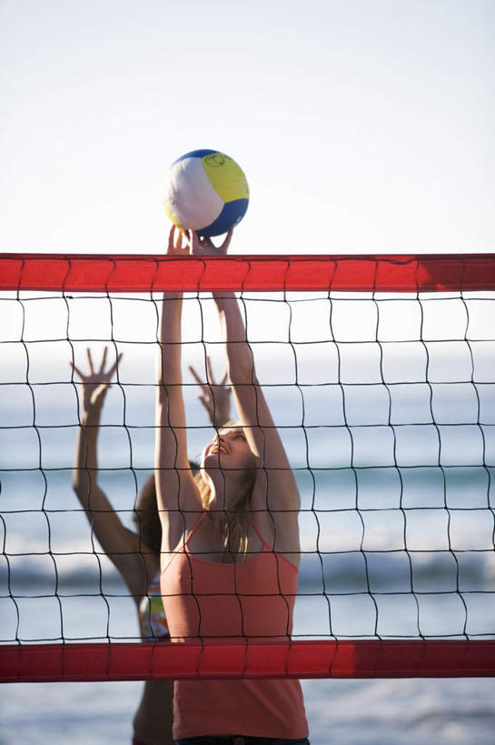 西方人,两个人,伙伴,朋友,跳,举,竖图,室外,白天,正面,泳装,比基尼,友谊,排球,海浪,海洋,沙滩,欧洲,欧洲人,阴影,光线,沙子,影子,海岸,浪花,球网,排球装备,沙地,沙滩排球,注视,运动器械,蓝色,蓝天,天空,阳光,海水,天,看,托,健身器械,晴朗,关注,健身器材,海景,沙排,万里无云,排球球网,友情,排球运动,年轻女性,女人,女性,白种人,大海,风浪,海,海水的波动,海滩,近岸浪,涌浪,晴空,晴空万里,举起,举手,举着,抬头,跳跃,向上举,向上伸,向上托,仰头,半身,彩图,三点式,泳衣,运动器材