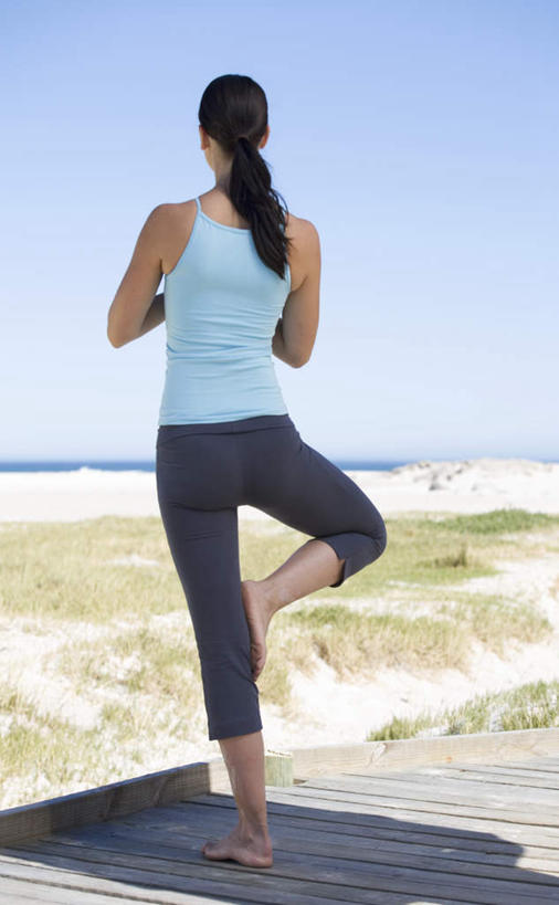 西方人,一个人,站,竖图,室外,白天,锻炼,瑜伽,运动,沙滩,欧洲,欧洲人,仅一个年轻女性,仅一个女性,仅一个人,阴影,服装,光线,背心,沙子,毯子,影子,海岸,沙地,背面,衣服,蓝色,蓝天,天空,阳光,瑜伽垫,垫子,天,站着,养生,服饰,晴朗,衣着,穿着,瑜伽毯,万里无云,树式,衣饰,体育,年轻女性,女人,女性,白种人,海滩,晴空,晴空万里,站立,彩图,全身,健身