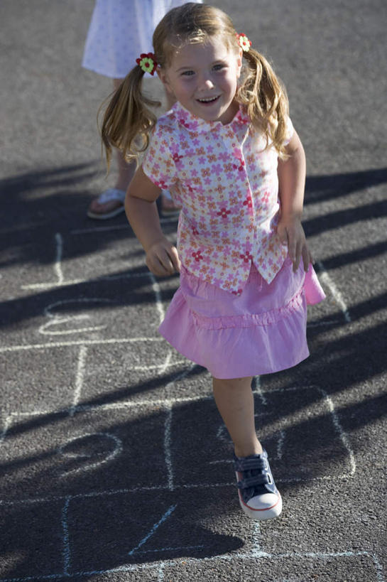 西方人,儿童,两个人,伙伴,朋友,跳,笑,微笑,露齿笑,竖图,俯视,室外,白天,裙子,游戏,友谊,纯洁,欧洲,欧洲人,阴影,服装,光线,影子,地面,半空,玩,注视,休闲装,娱乐,小孩,衣服,粉色,阳光,观察,看,休闲,休闲服,可爱,童年,童趣,短裙,服饰,观看,活动,半身裙,跳房子,察看,发泄,关注,消遣,智力,童真,烂漫,无邪,宣泄,跳方格,跳方阵,天真,友情,女孩,女人,女性,白种人,孩子,跳跃,玩耍,嬉戏,半身,彩图,高角度拍摄,女生