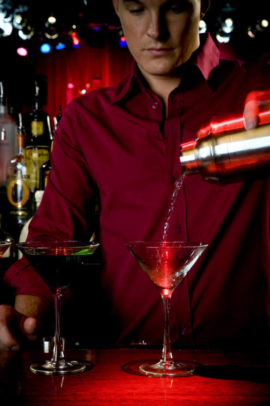 西方人,一个人,酒吧,站,竖图,室内,夜晚,正面,衬衫,杯子,欧洲,欧洲人,仅一个男性,仅一个人,握,高脚杯,调酒器,酒类,拿,拿着,注视,文化,调酒师,玻璃制品,酒,饮料,仅一个年轻男性,红色,酒杯,鸡尾酒,观察,看,站着,调酒,握着,观看,察看,创造,调酒壶,关注,想象,鸡尾酒杯,调酒瓶,雪克杯,雪克壶,摇酒壶,摇酒器,男人,男性,年轻男性,白种人,玻璃杯,站立,半身,彩图,衬衣,酒吧间,酒馆