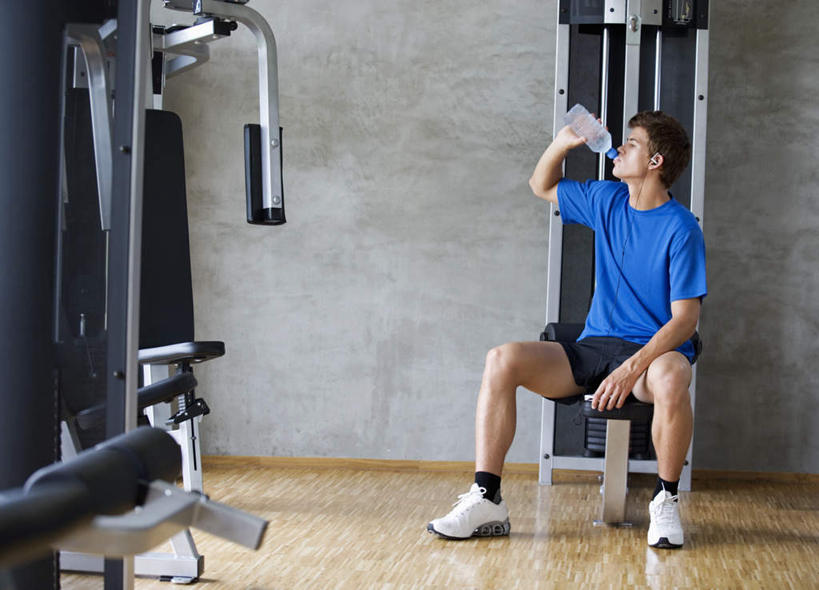 西方人,一个人,健身房,坐,举,横图,室内,白天,正面,锻炼,运动,地板,欧洲,欧洲人,仅一个男性,仅一个人,喝,握,服装,墙,地面,拿,拿着,注视,娱乐,运动器械,木地板,墙壁,墙面,仅一个年轻男性,衣服,蓝色,瓶子,塑料制品,观察,看,托,享受,休闲,健身器械,塑料瓶,放松,握着,服饰,观看,察看,衣着,穿着,关注,健身器材,健身服,室内运动,健身车,衣饰,男人,男性,年轻男性,白种人,举起,举手,举着,向上举,向上伸,向上托,坐着,彩图,全身,健身,健身馆,健身装,运动器材