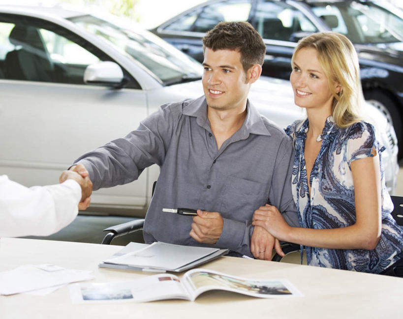 西方人,三个人,坐,握手,笑,微笑,露齿笑,横图,室内,白天,正面,爱情,阅读,桌子,汽车,杂志,欧洲,欧洲人,勾,挽,学习,服装,笔,材料,档案,文件,纸,办公桌,办公用品,浪漫,注视,休闲装,顾客,车,文具,衣服,手稿,学习用品,资料,交通工具,轿车,观察,看,休闲,温暖,温馨,休闲服,恩爱,读书,勾着,浏览,恋人,服饰,观看,文具用品,证明,和睦,察看,关注,载具,文档,挽着,主顾,男人,男性,年轻男性,年轻女性,女人,女性,白种人,情侣,搀手,拉手,手拉手,手握手,坐着,半身,彩图,伴侣,融洽