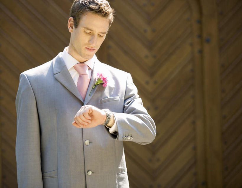 西方人,一个人,新郎,站,横图,室外,白天,正面,婚礼,快乐,珠宝,欧洲,欧洲人,仅一个男性,仅一个人,阴影,庆祝,装饰,时间,光线,木制,时钟,手表,影子,墙,胸花,结婚,计时,注视,墙壁,墙面,仅一个年轻男性,阳光,木制品,饰品,钟表,观察,看,站着,喜庆,表,观看,纪念,胸针,华丽,修饰,腕表,点缀,察看,关注,配饰,衬托,美观,雅致,雅观,男人,男性,年轻男性,白种人,钟,站立,半身,彩图,高兴