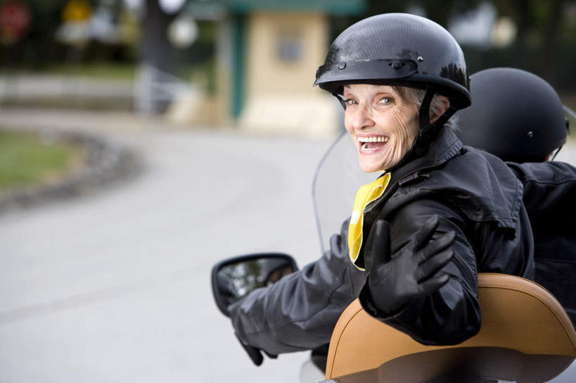 西方人,老年人,两个人,家庭,夫妻,坐,笑,微笑,露齿笑,横图,室外,白天,爱情,植物,道路,路,公路,摩托车,帽子,欧洲,欧洲人,一辆,阴影,服装,朦胧,模糊,光线,头盔,影子,交通,浪漫,扭头,注视,休闲装,车,树,树木,背面,衣服,绿色,黑色,阳光,自然,安全帽,交通工具,观察,看,转头,休闲,温暖,温馨,一家人,休闲服,恩爱,搭,恋人,服饰,生长,成长,观看,和睦,察看,搭着,关注,载具,伶仃,老年男性,老年女性,男人,男性,女人,女性,白种人,夫妇,情侣,马路,坐着,半身,彩图,伴侣,融洽