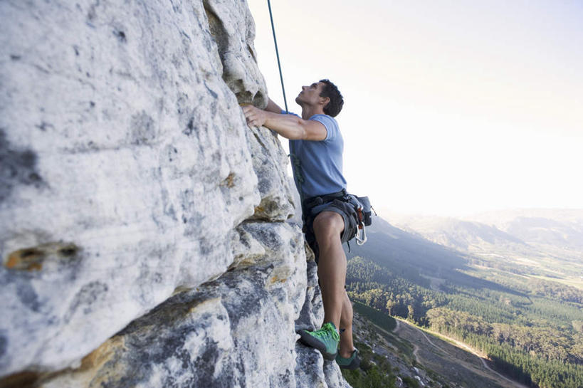 西方人,一个人,攀登,横图,室外,白天,侧面,运动服,锻炼,旅游,度假,探险,运动,攀岩,草地,草坪,山,山脉,植物,金属制品,欧洲,欧洲人,仅一个男性,仅一个人,连接,握,阴影,组合,服装,光线,金属,影子,山峰,山峦,拿,拿着,注视,娱乐,极限运动,踩,草,树,树木,仅一个年轻男性,衣服,蓝色,绿色,蓝天,天空,阳光,自然,绳子,群山,天,踩着,观察,看,享受,休闲,爬,放松,握着,服饰,生长,晴朗,成长,观看,绳索,链接,察看,紧固,衣着,穿着,关注,拼接,室外运动,拼凑,户外运动,万里无云,拼合,凑集,聚合,撮合,链结,牢固,衣饰,冒险,体育,男人,男性,年轻男性,白种人,晴空,晴空万里,登山,攀爬,抬头,仰头,彩图,全身,健身,登山绳,钢环,首绳,提升钢丝绳,提升绳,岩钉钢环,主绳,运动装