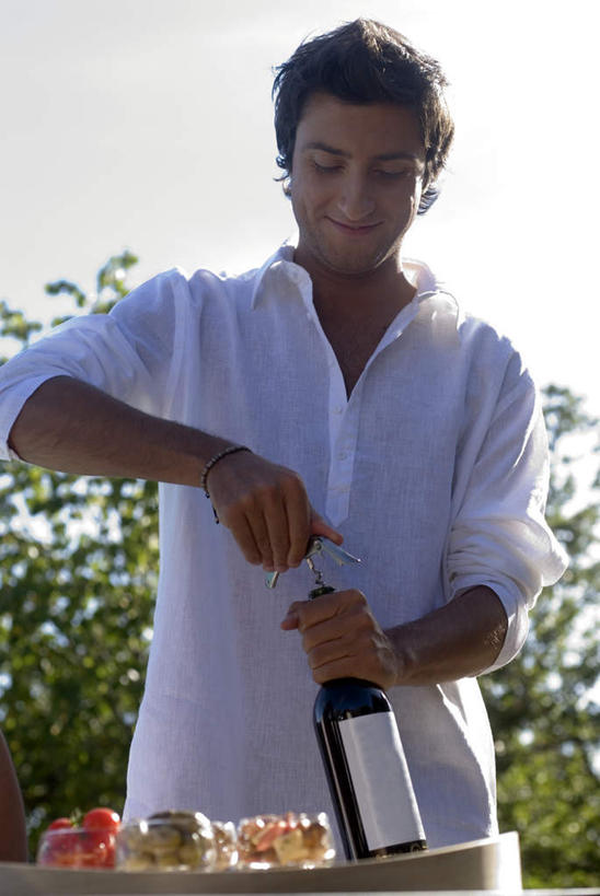 红酒,葡萄酒,西方人,一个人,站,竖图,室外,白天,正面,植物,桌面,桌子,橄榄,樱桃,蔬菜,西红柿,水果,欧洲,欧洲人,仅一个男性,仅一个人,握,阴影,服装,新鲜,光线,木制,开瓶器,影子,云,云朵,生食,食品,果实,酒类,开瓶,拿,云彩,红酒瓶,拿着,注视,休闲装,玻璃制品,酒,酒瓶,树,树木,食物,饮料,仅一个年轻男性,一个,衣服,蓝色,绿色,白色,白云,蓝天,天空,阳光,自然,玻璃瓶,木制品,瓶子,天,观察,看,站着,休闲,休闲服,红葡萄酒,握着,服饰,有机食品,绿色食品,生长,晴朗,单个,成长,观看,察看,开启,葡萄酒瓶,关注,启瓶器,瓶启,红酒酒启,红酒开瓶器,红酒启瓶器,酒刀,酒开,酒起,葡萄酒开酒器,葡萄酒开瓶器,男人,男性,年轻男性,白种人,晴空,樱珠,莺桃,英桃,楔桃,青果,牛桃,荆桃,白榄,番茄,站立,半身,彩图,酒具