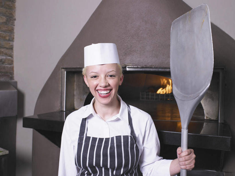 西方人,一个人,厨师,站,笑,微笑,露齿笑,横图,室内,白天,正面,工作服,制服,烹饪,厨房,厨具,帽子,金属制品,欧洲,欧洲人,仅一个年轻女性,仅一个女性,仅一个人,握,金属,铲子,电器,烤炉,烤箱,围裙,墙,拿,拿着,注视,墙壁,墙面,一个,白色,观察,看,站着,握着,单个,观看,察看,家电,家用电器,关注,厨师帽,炊具,烹饪用具,一顶,工作制服,年轻女性,女人,女性,白种人,厨师长,厨子,大厨,主厨,烹调用具,烹调,站立,半身,彩图,工作套服,灶间,小家电