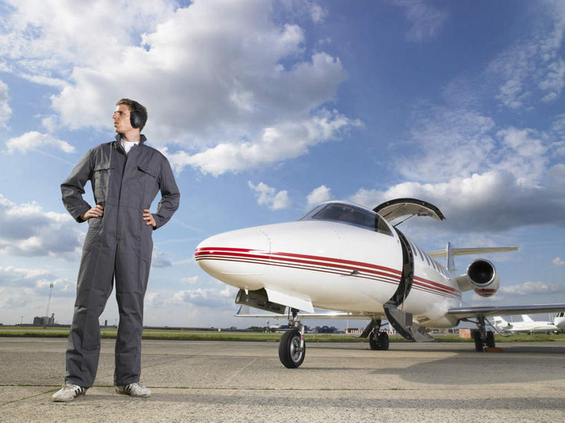 西方人,一个人,地勤人员,机场,站,横图,室外,白天,仰视,工作服,制服,安全,草地,草坪,植物,飞机,飞机场,欧洲,欧洲人,仅一个男性,仅一个人,阴影,光线,影子,云,云朵,防护,交通,云彩,注视,航空,手叉腰,草,仅一个年轻男性,蓝色,绿色,灰色,白云,蓝天,天空,阳光,停机坪,交通工具,天,叉腰,观察,看,站着,运输,晴朗,耳罩,观看,保护,察看,客机,双手叉腰,关注,载具,保险,隔音,耳套,保全,周全,安稳,安定,耳护,工作制服,平安,男人,男性,年轻男性,白种人,晴空,地勤,站立,彩图,低角度拍摄,全身,工作套服