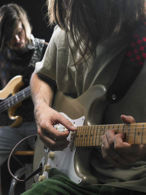 西方人,两个人,音乐家,坐,竖图,室内,白天,正面,欧洲,欧洲人,乐队,表演,握,阴影,黑色背景,服装,反射,影子,电吉他,乐器,弦乐器,音乐,弹奏,拿,演奏,拿着,注视,休闲装,队伍,衣服,观察,看,休闲,休闲服,握着,摄影,服饰,影棚,观看,察看,演出,录音棚,录音室,歌舞,关注,弹拨弦鸣乐器,奏乐,上演,男人,男性,年轻男性,白种人,乐师,演奏家,音乐工作者,坐着,半身,彩图,影棚拍摄,拍摄,弹拨弦乐器