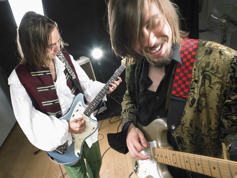 西方人,两个人,音乐家,坐,笑,微笑,露齿笑,横图,俯视,室内,白天,地板,照明,欧洲,欧洲人,乐队,表演,握,阴影,服装,光线,影子,灯光,电吉他,乐器,弦乐器,地面,音乐,弹奏,拿,演奏,拿着,注视,队伍,木地板,灯,衣服,灯具,落地灯,观察,看,握着,服饰,观看,照亮,察看,演出,录音棚,录音室,歌舞,衣着,照明设备,穿着,关注,弹拨弦鸣乐器,表演服,演出服,奏乐,衣饰,上演,道具服,男人,男性,年轻男性,白种人,乐师,演奏家,音乐工作者,坐着,半身,彩图,高角度拍摄,弹拨弦乐器